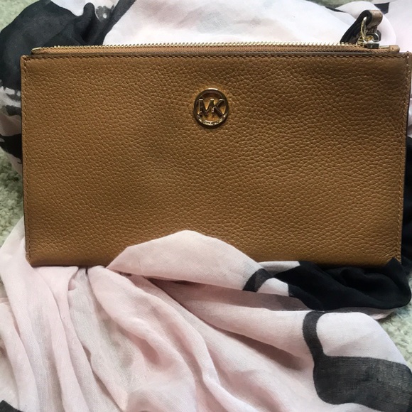 Michael Kors tan wristlet - Picture 1 of 13